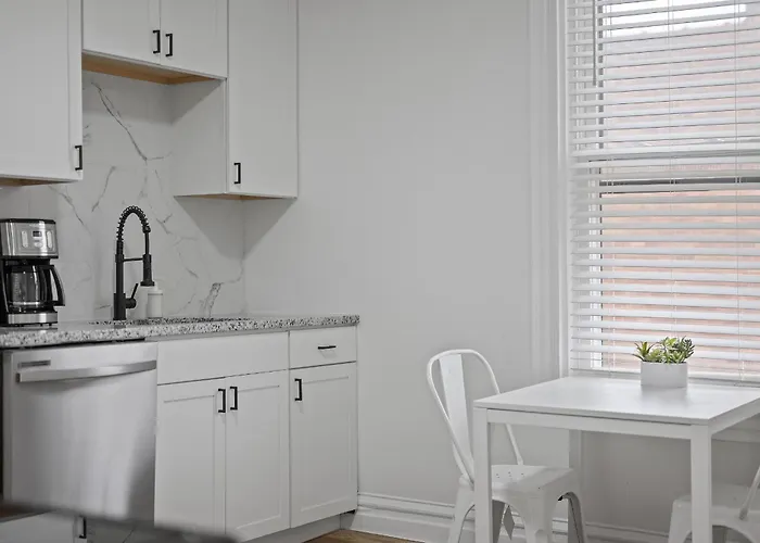 Homestay Shadyside, !g Modern And Bright Private Bedroom With Shared Bathroom