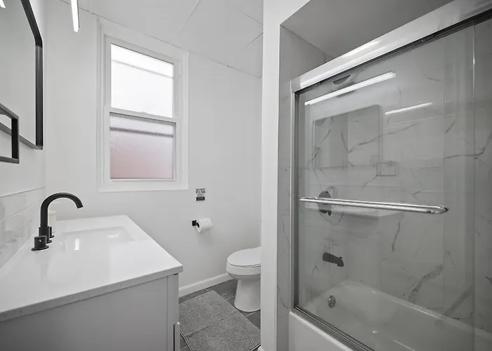 Shadyside, !g Modern And Bright Private Bedroom With Shared Bathroom *