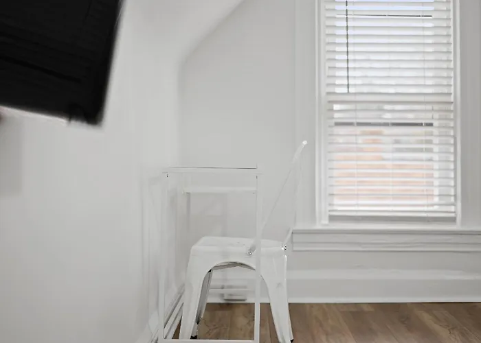Shadyside, !g Modern And Bright Private Bedroom With Shared Bathroom Homestay *