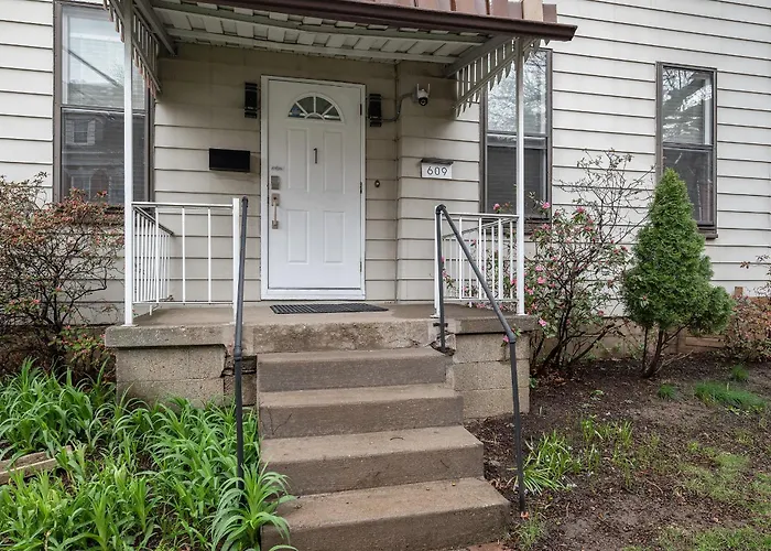 Shadyside, !g Modern And Bright Private Bedroom With Shared Bathroom